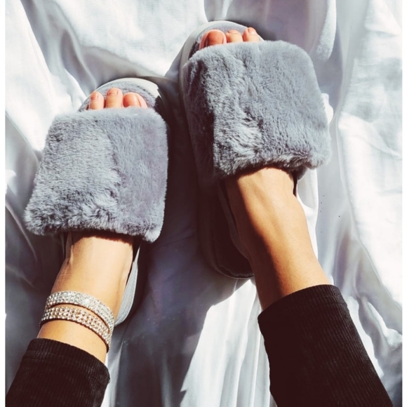 Shoes - 🆕️Holiday Collection// Grey Fur slipper
